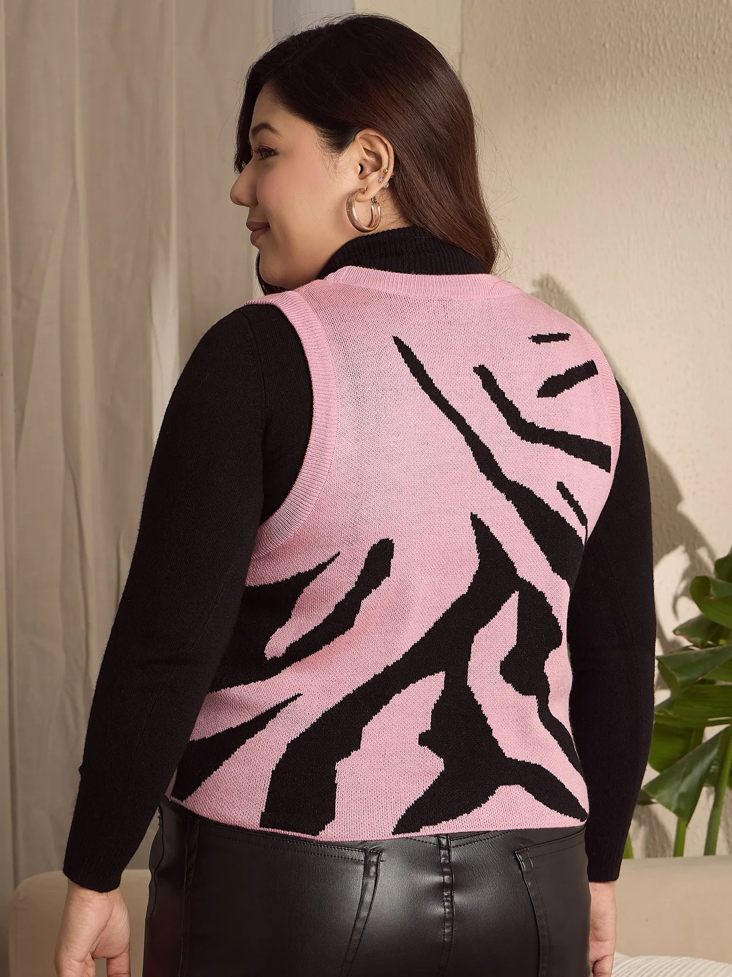 Berrylush Curve Women Pink & Black Abstract Printed Round Neck Sleeveless Acrylic Ribbed Hem Crop Sweater